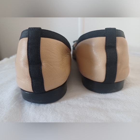 Chanel Shoe Size 40 beige & Black Leather Almond Toe Interlocking CC flat Shoes - Picture 9 of 12